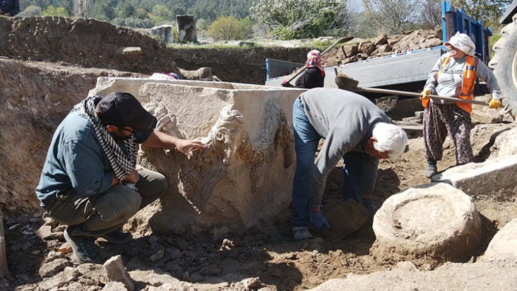 Εκπληκτική ανακάλυψη: Βρέθηκε σαρκοφάγος 2.000 ετών στην αρχαία ελληνική «Πόλη των Μονομάχων» - Η μορφή του θεού Έρωτα και οι εντυπωσιακές κεφαλές κριαριών