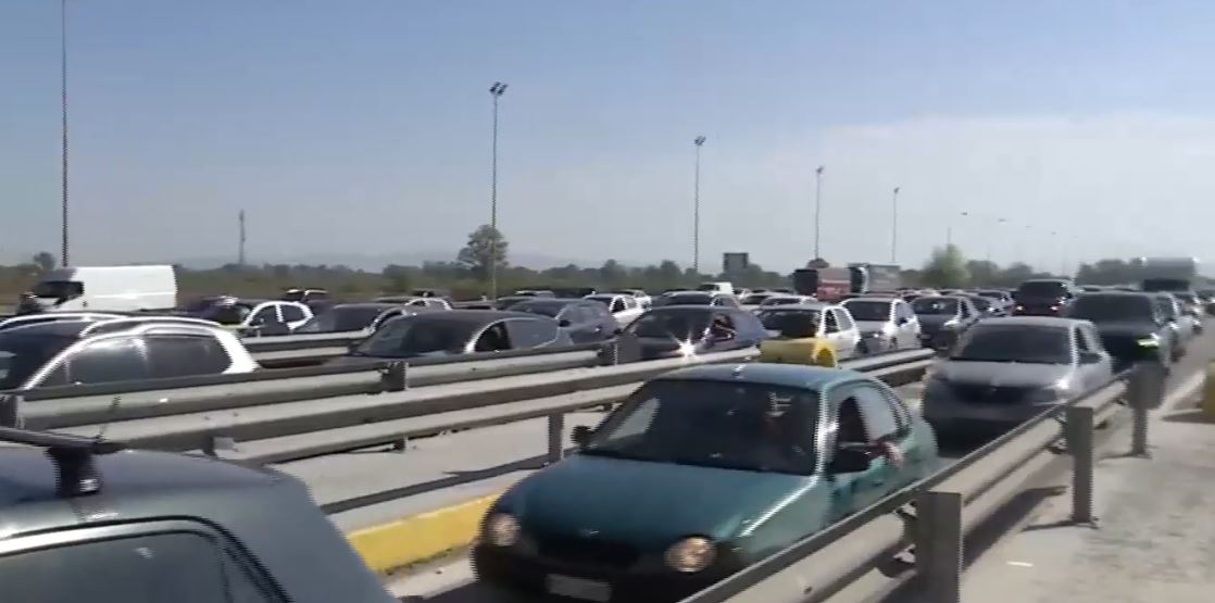 Θεσσαλονίκη: Το «αδιαχώρητο» στα διόδια Μαλγάρων – Άνοιξαν οι μπάρες για τους εκδρομείς του Πάσχα