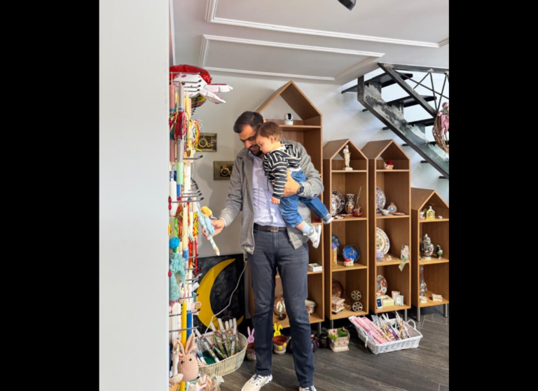 Μαρινάκης: Διάλεξε λαμπάδες μαζί με τον γιo του