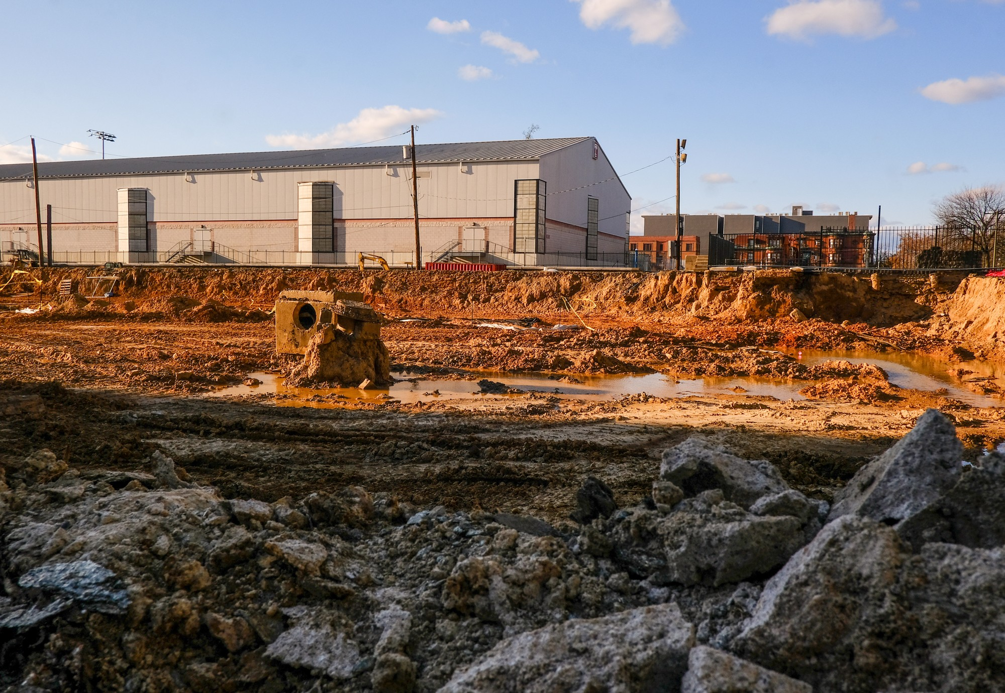 Ο χώρος των κατασκευαστικών εργασιών στο πανεπιστήμιο Temple όπου ανακαλύφθηκαν λείψανα και φέρετρα. Φωτογραφία: Adam Litchkofski