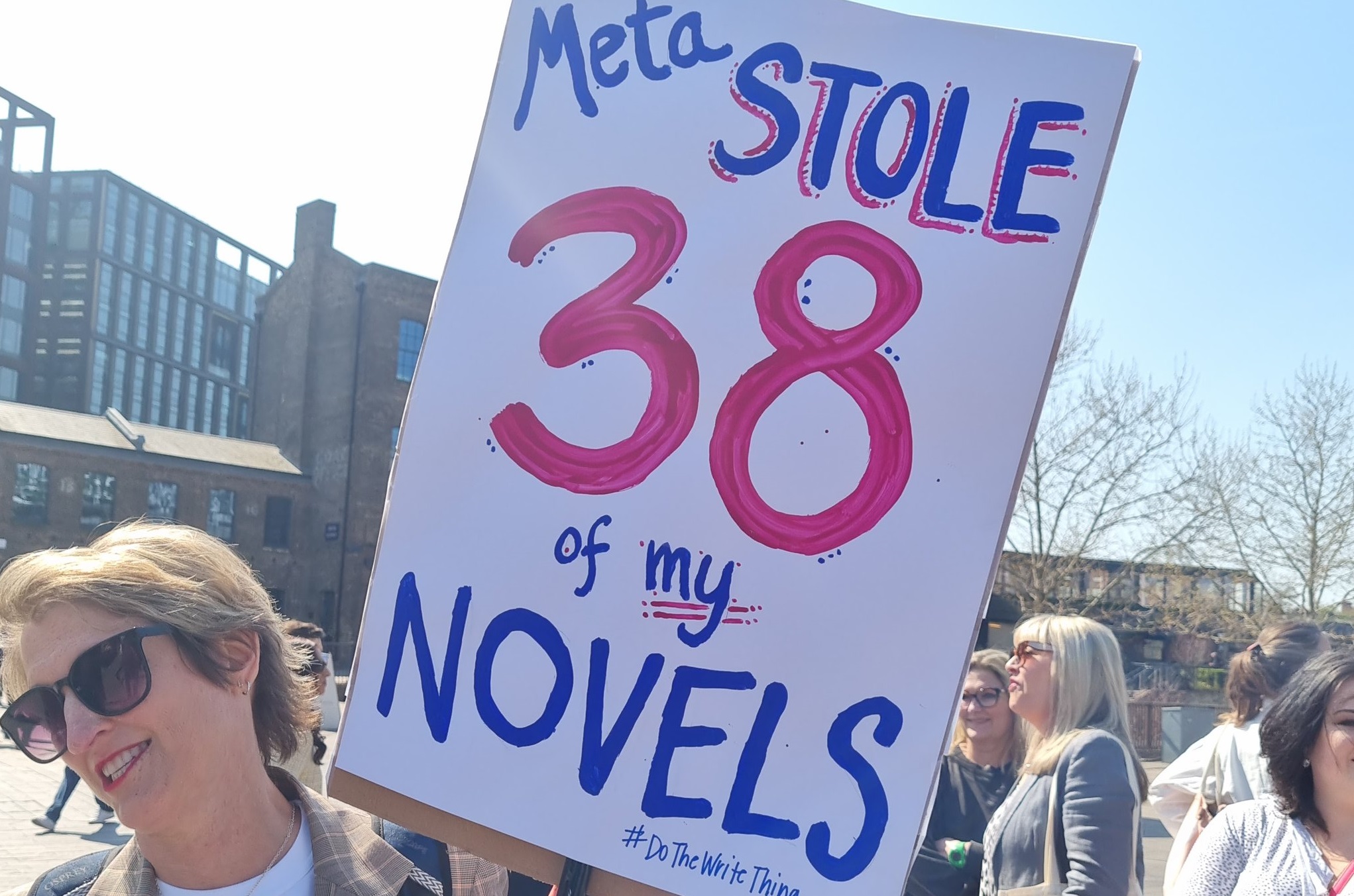 Βρετανία: Συγγραφείς διαδήλωσαν μπροστά τα γραφεία της Meta κατά της «κλοπής» των έργων τους από την Τεχνητή Νοημοσύνη