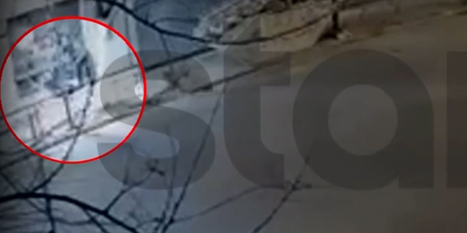 Μεταξουργείο: Η στιγμή που ο άνδρας καταρρέει και πεθαίνει έξω από το θέατρο – Δείτε το βίντεο-σοκ