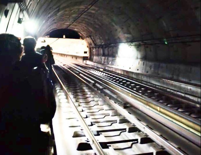 Μετρό: Επιβάτες περπάτησαν στην σήραγγα μετά την απόπειρα αυτοκτονίας – «Ήταν οικογένειες με μικρά παιδιά, με βαλίτσες» – Δείτε βίντεο