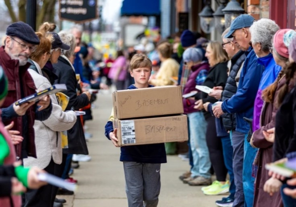 «Ανθρώπινη αλυσίδα» για 9.100 βιβλία: Συγκινητική μετακόμιση βιβλιοπωλείου στο Μίσιγκαν – Συμμετείχαν 300 πολίτες και ένας σκύλος