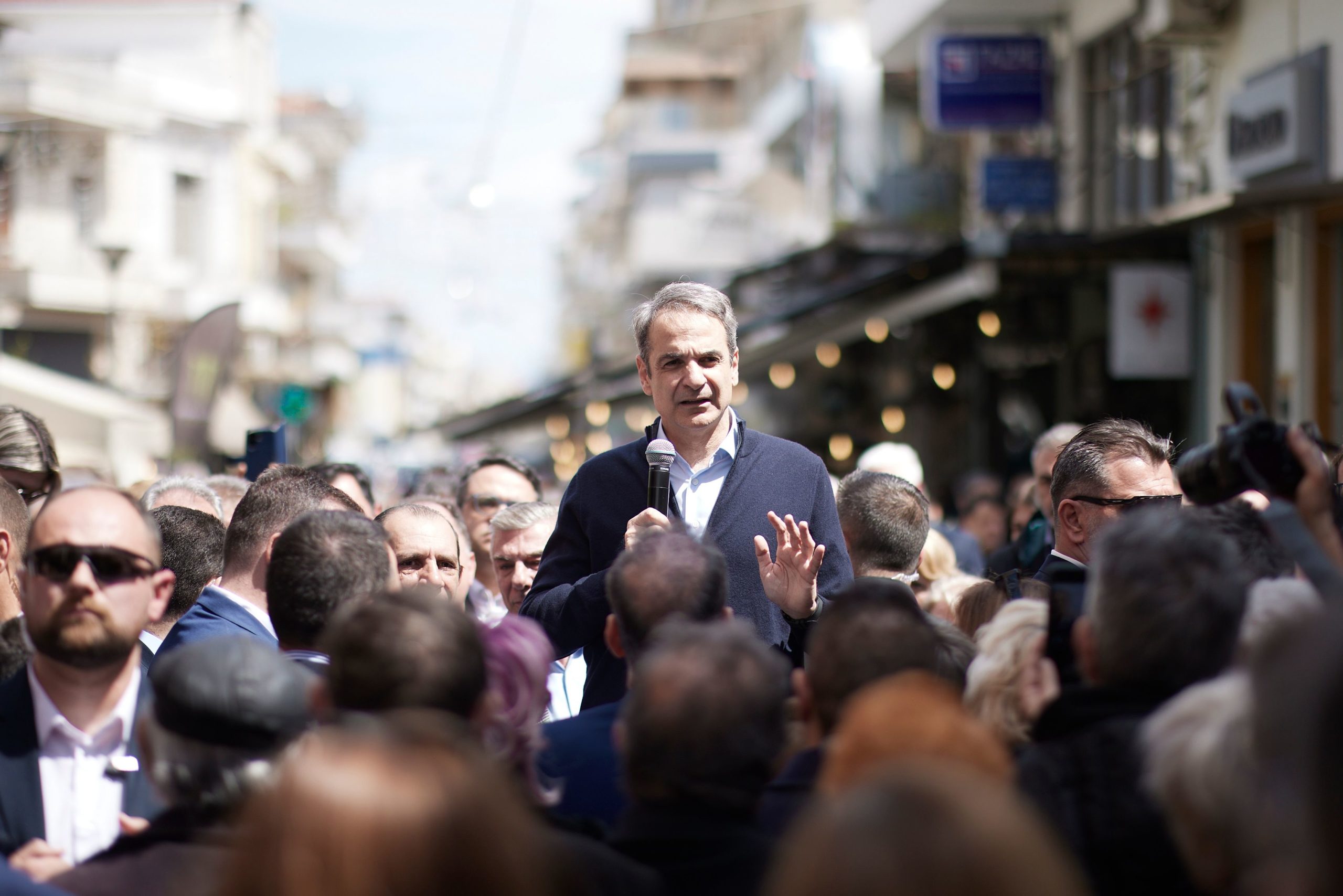 Μητσοτάκης σε πολίτες στη Λιβαδειά: Στοίχημα τα αποτελέσματα της οικονομικής μας πολιτικής να έχουν αντανάκλαση στο δικό σας πορτοφόλι