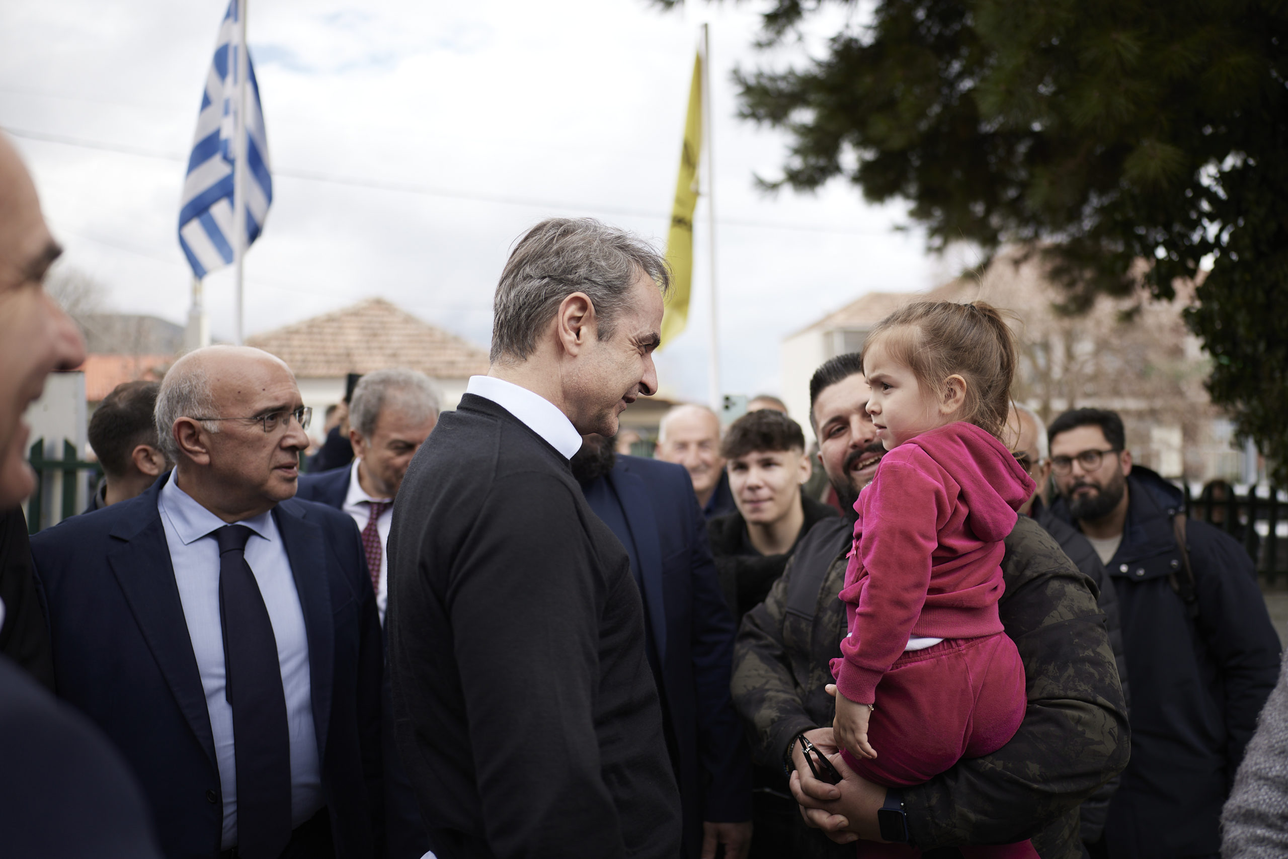 Επίσκεψη Μητσοτάκη στον οικισμό Ακρινή, που θα γίνει «πράσινος» – Η συνομιλία με κατοίκους