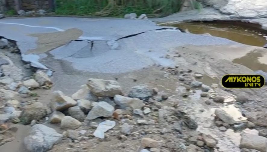 Μύκονος: Εικόνες καταστροφής μετά το πέρασμα της κακοκαιρίας – Κόπηκε στα δύο δρόμος που οδηγεί σε παραλία – ΒΙΝΤΕΟ