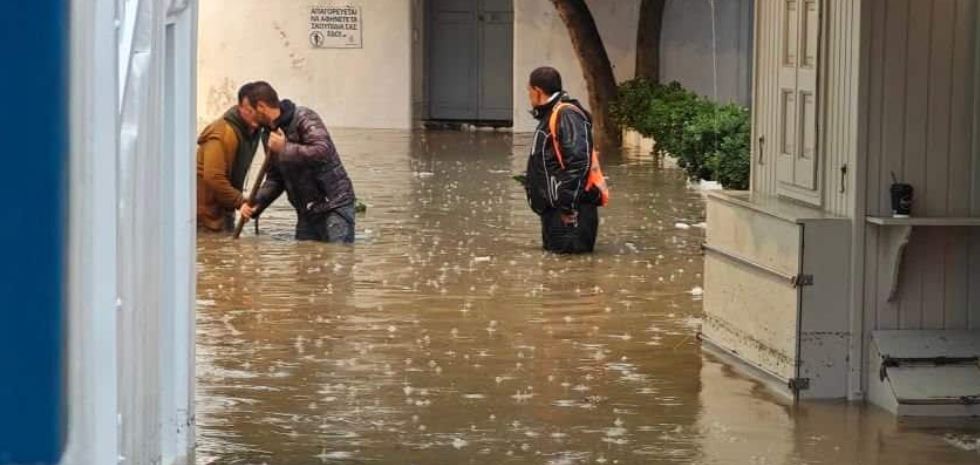 Κακοκαιρία: Σε ποτάμια μετατράπηκαν ξανά οι δρόμοι στην Μύκονο – Κλειστά τα σχολεία την Πέμπτη – ΦΩΤΟ και ΒΙΝΤΕΟ