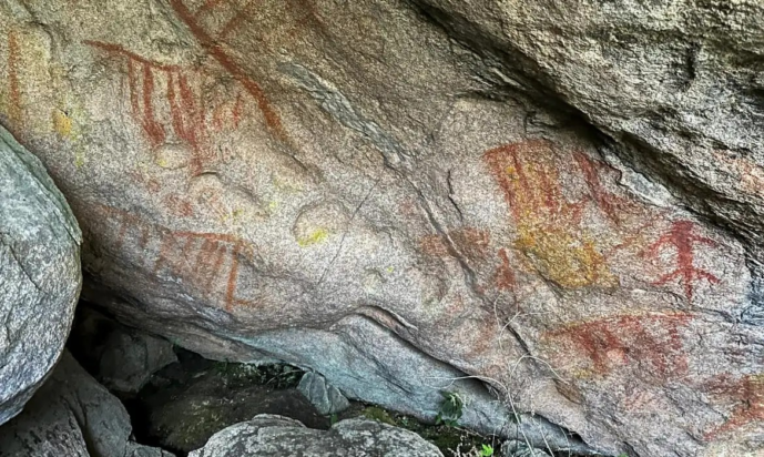 Η βραχογραφία που βρέθηκε στο πάρκο.