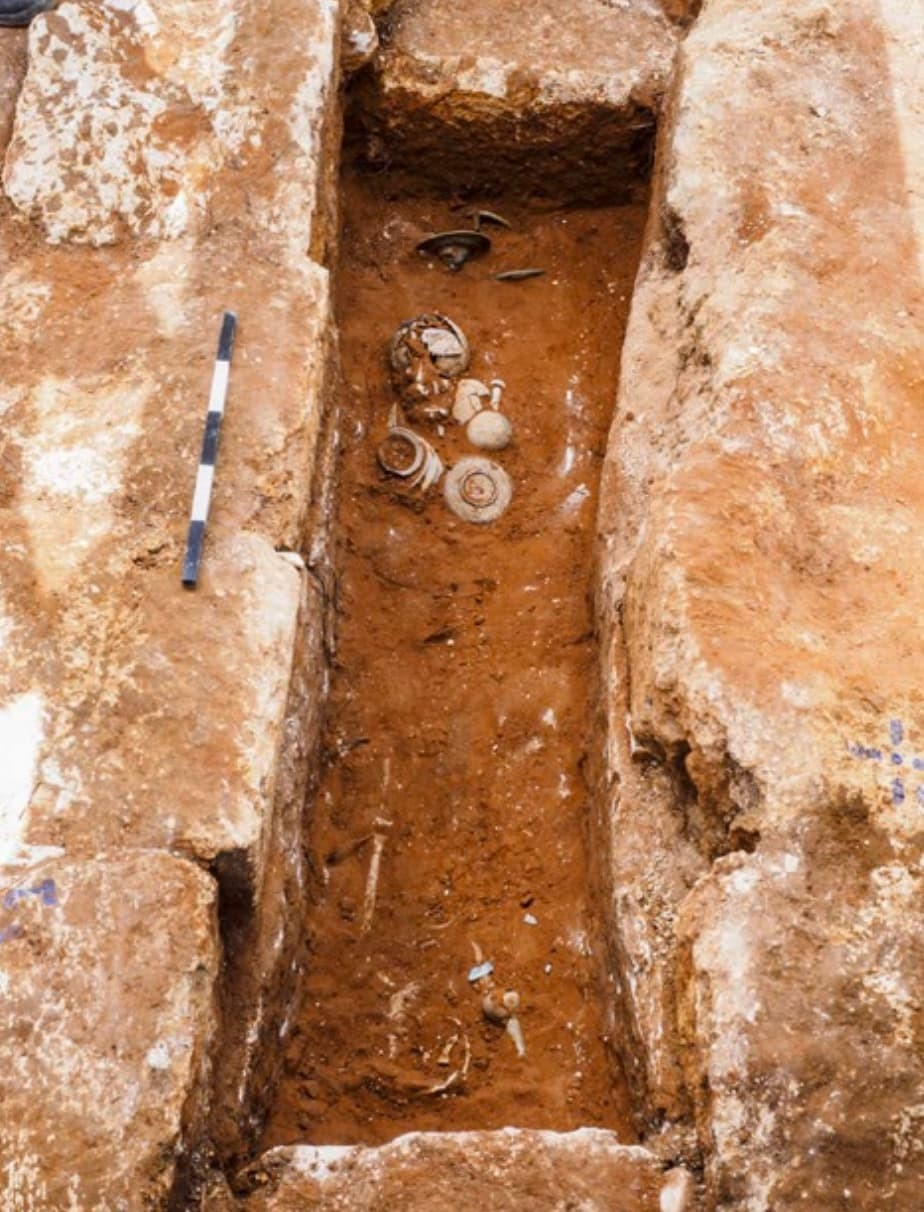 Το εσωτερικό του τύμβου Τ6, με τα χάλκινα αντικείμενα στο νότιο άκρο του, με κατεύθυνση προς τον νότο. Παρατηρήστε τη συγκέντρωση των γυάλινων αγγείων από τον πρώτο και δεύτερο αιώνα μ.Χ. στο κέντρο. Φωτογραφία: A. Peretz