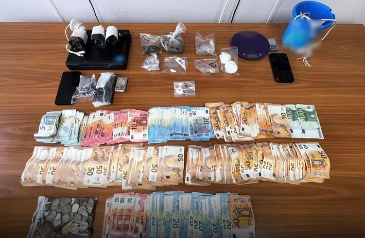 Αττική: 5 συλλήψεις για κατοχή και διακίνηση ουσιών – Πέταξαν τα ναρκωτικά σε αποχέτευση μόλις είδαν τους αστυνομικούς – ΒΙΝΤΕΟ