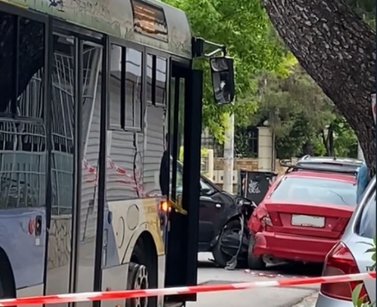 Τροχαίο στη Νέα Ερυθραία: Αυτοκίνητο προσέκρουσε σε 2 σταθμευμένα οχήματα – ΒΙΝΤΕΟ