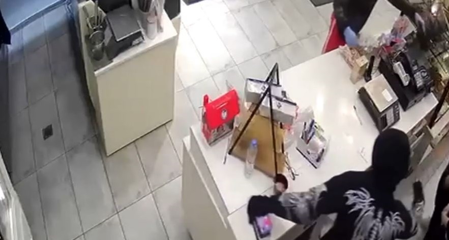 Νέα Σμύρνη: Καρέ καρέ η ένοπλη ληστεία σε ζαχαροπλαστείο – Απείλησαν με πιστόλι και μαχαίρι τις υπαλλήλους