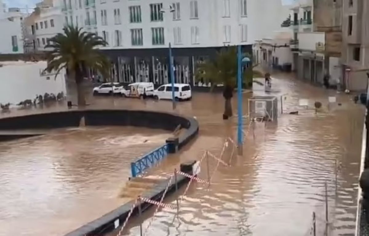 Σε κατάσταση έκτακτης ανάγκης το νησί Λανθαρότε έπειτα από καταστροφικές πλημμύρες – Συγκλονιστικά βίντεο
