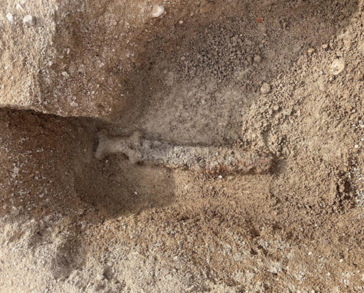 Ξιφίδιο με λεπτή λαβή όπως βρέθηκε σε έναν από τους τάφους.