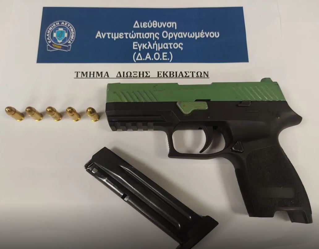Αττική: Συνελήφθη 35χρονος που οπλοφορούσε σε κατάστημα – Έχει κατηγορηθεί στο παρελθόν για απάτες και πλαστογραφία 