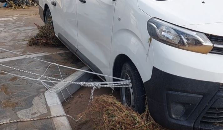 Κακοκαιρία στην Πάρο: Έδεσε το όχημά του με σχοινιά για να μην το «πάρει» ο χείμαρρος – ΒΙΝΤΕΟ