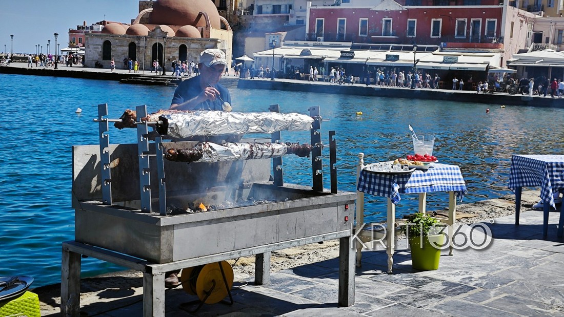 Χανιά: Το Ενετικό Λιμάνι γέμισε αρώματα… Πάσχα – Σούβλες και αντικριστό το μετέτρεψαν σε υπαίθρια «ψησταριά»