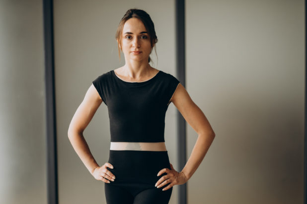 «Σταμάτησα να γυμνάζω μόνο τους κοιλιακούς μου και απέκτησα πιο δυνατό κορμό» - Γυναίκα αποκαλύπτει πώς ξεπέρασε τους πόνους στην πλάτη ενδυναμώνοντας το σώμα της