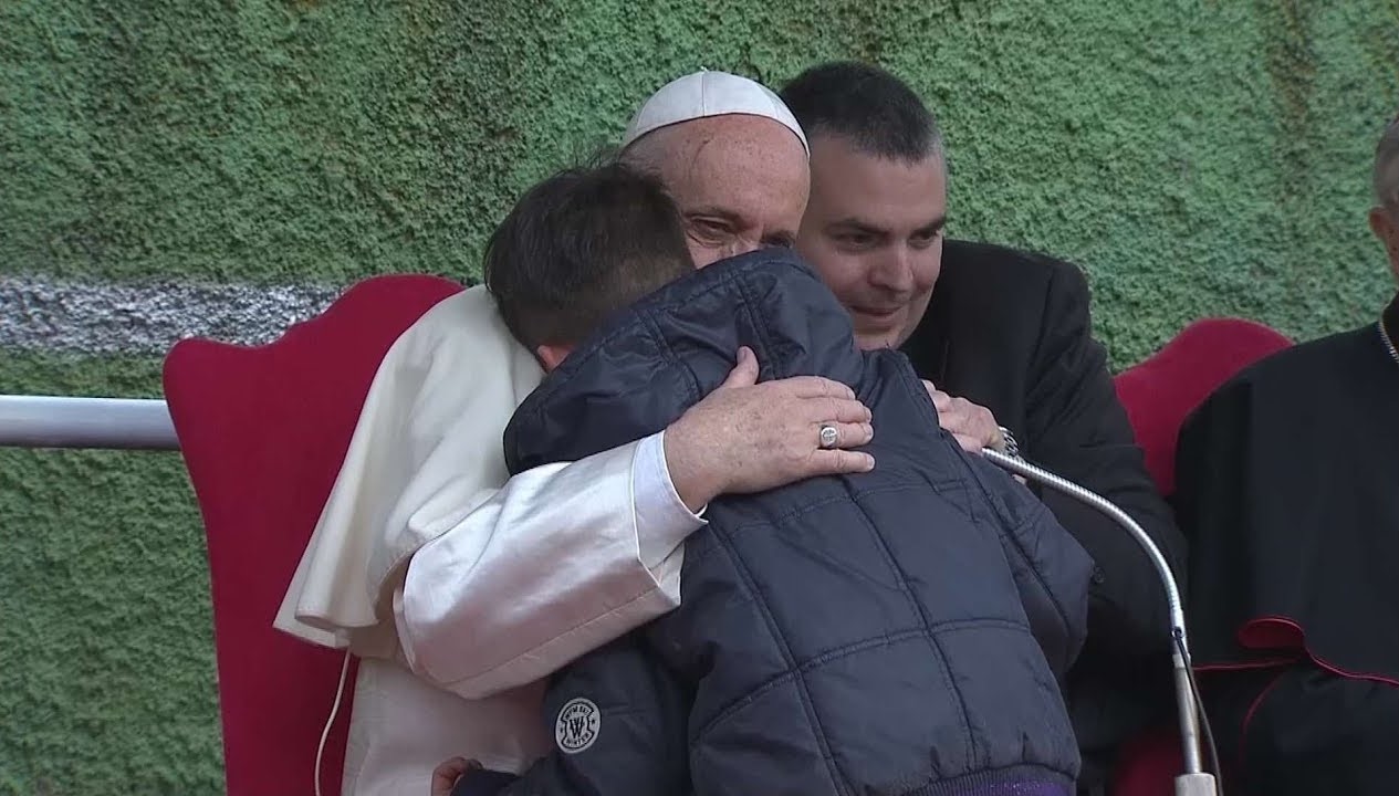 Βίντεο: Όταν ο πάπας Φραγκίσκος παρηγόρησε ένα παιδί που έκλαιγε – «Είναι ο πατέρας μου στον παράδεισο;»