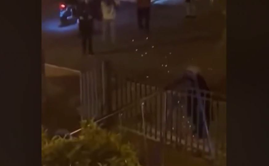 Αδιανόητο βίντεο από τον Πόρο: Παρέα παιδιών πετάει βαρελότα στα πόδια 85χρονης – Η καταγγελία του γιου της