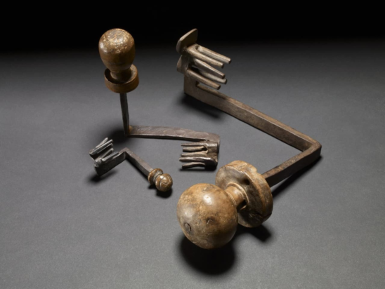 Τρία κλειδιά από το Σπήλαιο των Γραμμάτων (αρχαιολογική τοποθεσία στη Νεκρά Θάλασσα, στο Ισραήλ. Ανακαλύφθηκε το 1960 και πήρε το όνομά του από τα αρχαία γράμματα και έγγραφα που βρέθηκαν εκεί. Αυτά τα έγγραφα χρονολογούνται από την περίοδο της Εξέγερσης του Μπαρ Κοχμπά (132-136 μ.Χ.) κατά της Ρωμαϊκής Αυτοκρατορίας που ανακαλύφθηκαν από την αποστολή του αρχαιολόγου Yadin, από τη συλλογή της Ισραηλινής Αρχής Αρχαιοτήτων. Φωτογραφία: John Williams / Israel Museum Jerusalem