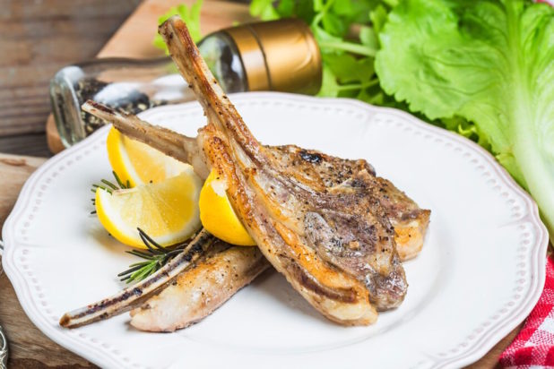 Συνταγή για αρνίσια παϊδάκια με φέτα και λεμόνι