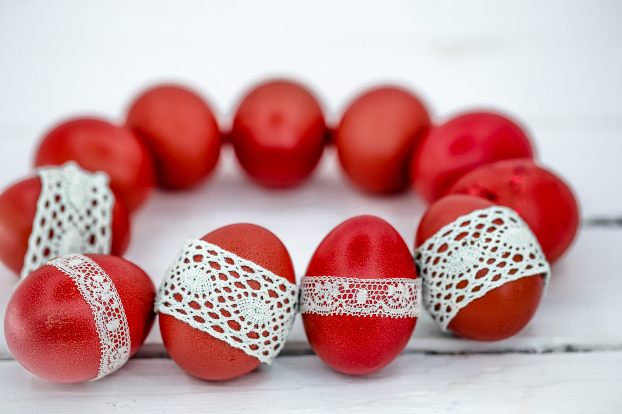 Πάσχα 2025: Πώς να βάψετε εύκολα κόκκινα αυγά - Συμβουλές για να έχουν τέλειο χρώμα και να μην ραγίζουν