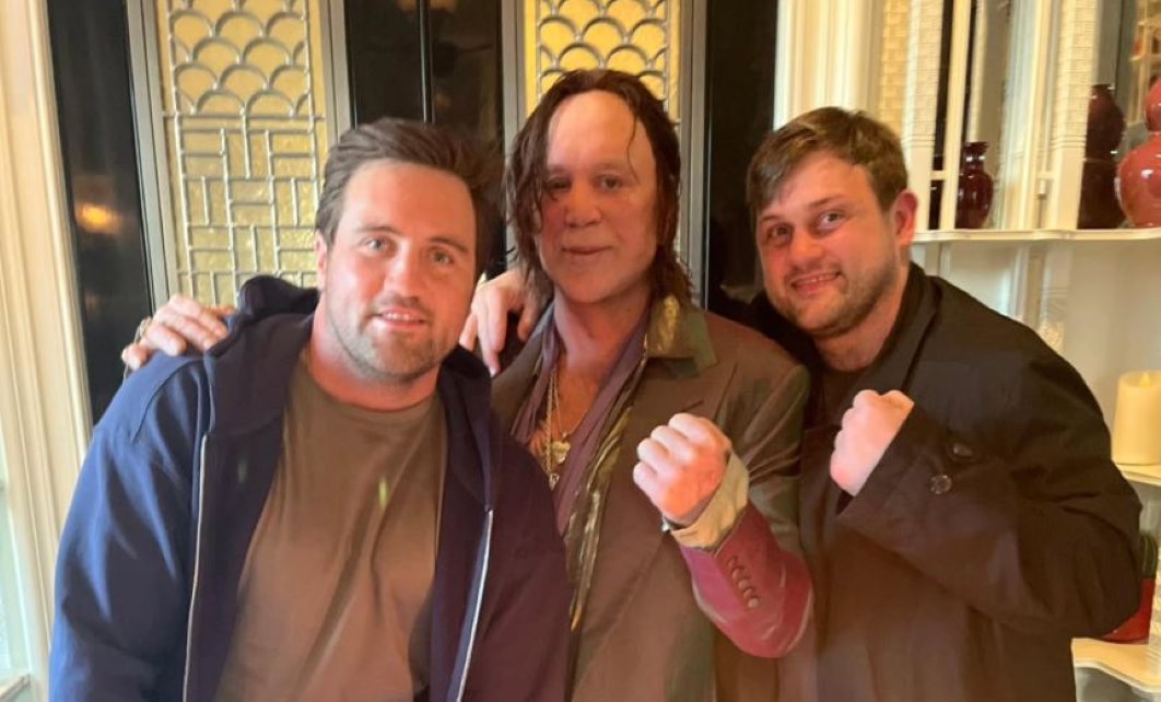 Μίκι Ρουρκ: Σοκ προκαλεί η νέα εικόνα του σταρ του Χόλιγουντ – Αγνώριστος και με νέα περούκα πριν πάρει μέρος σε ριάλιτι σόου