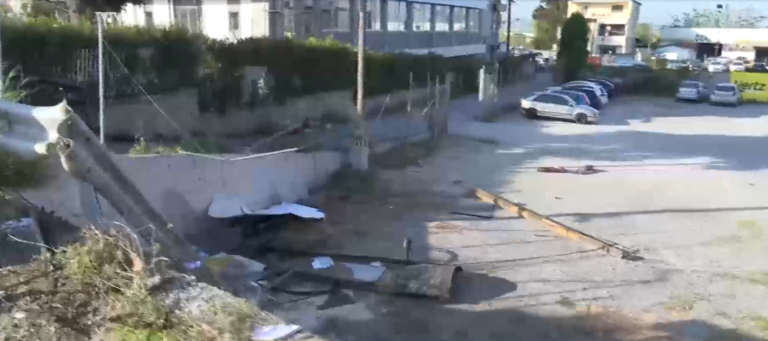 Τρελή πορεία αυτοκινήτου στη Θεσσαλονίκη: «Καρφώθηκε» σε στηθαίο και σε στάση λεωφορείου – Στο νοσοκομείο 2 άτομα