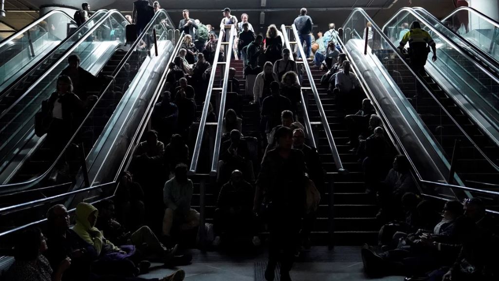 Ισπανία: Τι σημαίνει η άρνηση της κυβέρνησης να αποκλείσει την κυβερνοεπίθεση πίσω από το μπλακ άουτ – Η διαμάχη για την πυρηνική και τη βιώσιμη ενέργεια