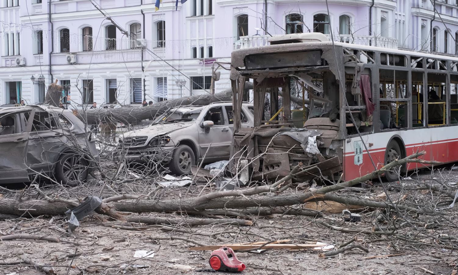Οι θάνατοι αμάχων πολιτών στο Σούμι μπορεί να αναγκάσουν την Ουάσινγκτον να γίνει σκληρή με τον Πούτιν – Ανάλυση του Guardian