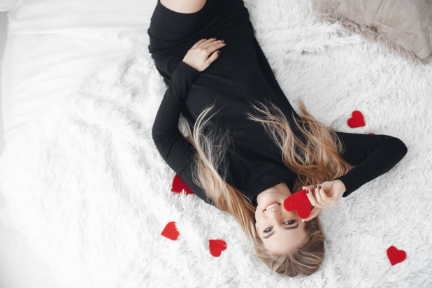 Οι γυναίκες που είναι βαθιά ερωτευμένες, συχνά έχουν αυτές τις 7 συμπεριφορές χωρίς να το καταλαβαίνουν