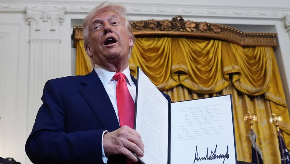 Δασμοί Τραμπ: Πυροδοτούν ξεπούλημα του κρατικού χρέους των ΗΠΑ – Μειώνεται η τιμή των ομολόγων, αυξάνονται τα επιτόκιά τους