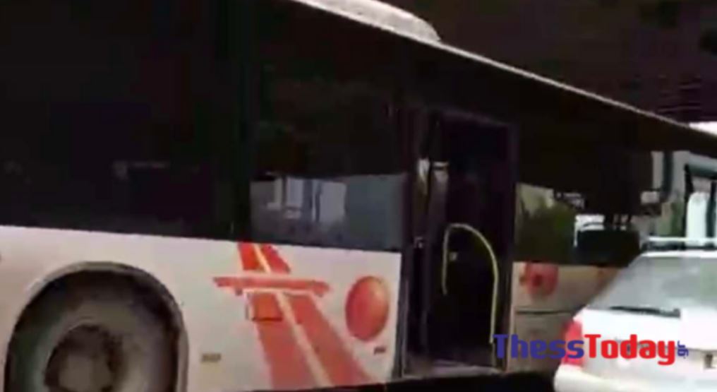 Θεσσαλονίκη: Λεωφορείο του ΚΤΕΛ κινείται με… ανοιχτή πόρτα – Δείτε βίντεο