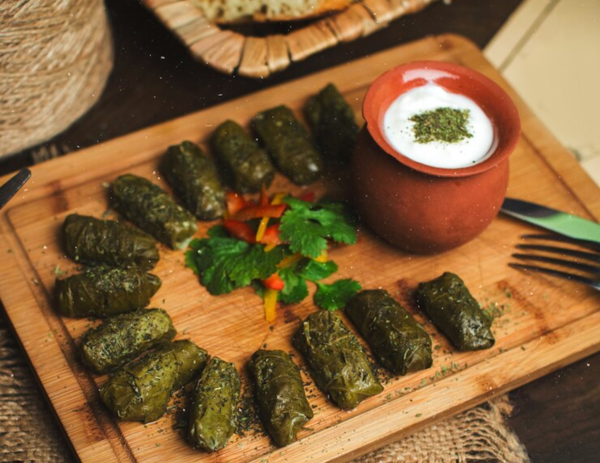 Συνταγή για ντολμαδάκια με αρωματική σως γιαουρτιού