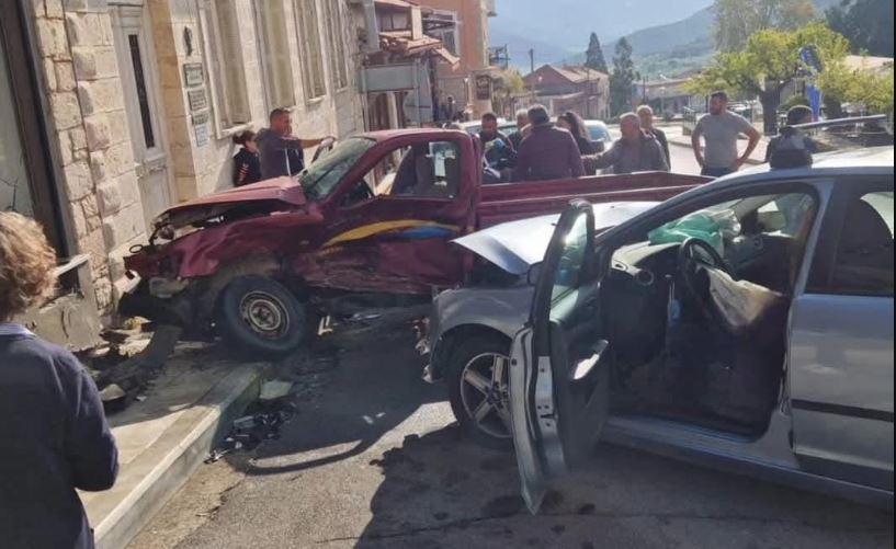 Τροχαίο-σοκ στην Αρκαδία: Αυτοκίνητο μπήκε ανάποδα σε πλατεία και καρφώθηκε σε σταθμευμένο όχημα – Νεκρή η 70χρονη συνοδηγός – ΒΙΝΤΕΟ