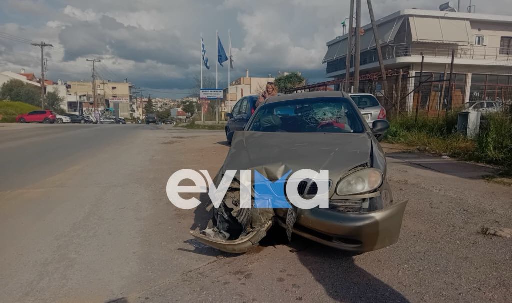 Τροχαίο με δύο τραυματίες στην Εύβοια – Αυτοκίνητο προσέκρουσε σε κολώνα