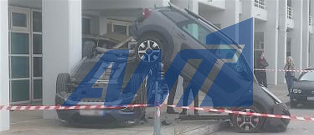 Τροχαίο στο ΟΑΚΑ: Όχημα έπεσε σε παρκαρισμένα αυτοκίνητα – Ανάποδα στο οδόστρωμα κατέληξε το ένα – ΒΙΝΤΕΟ