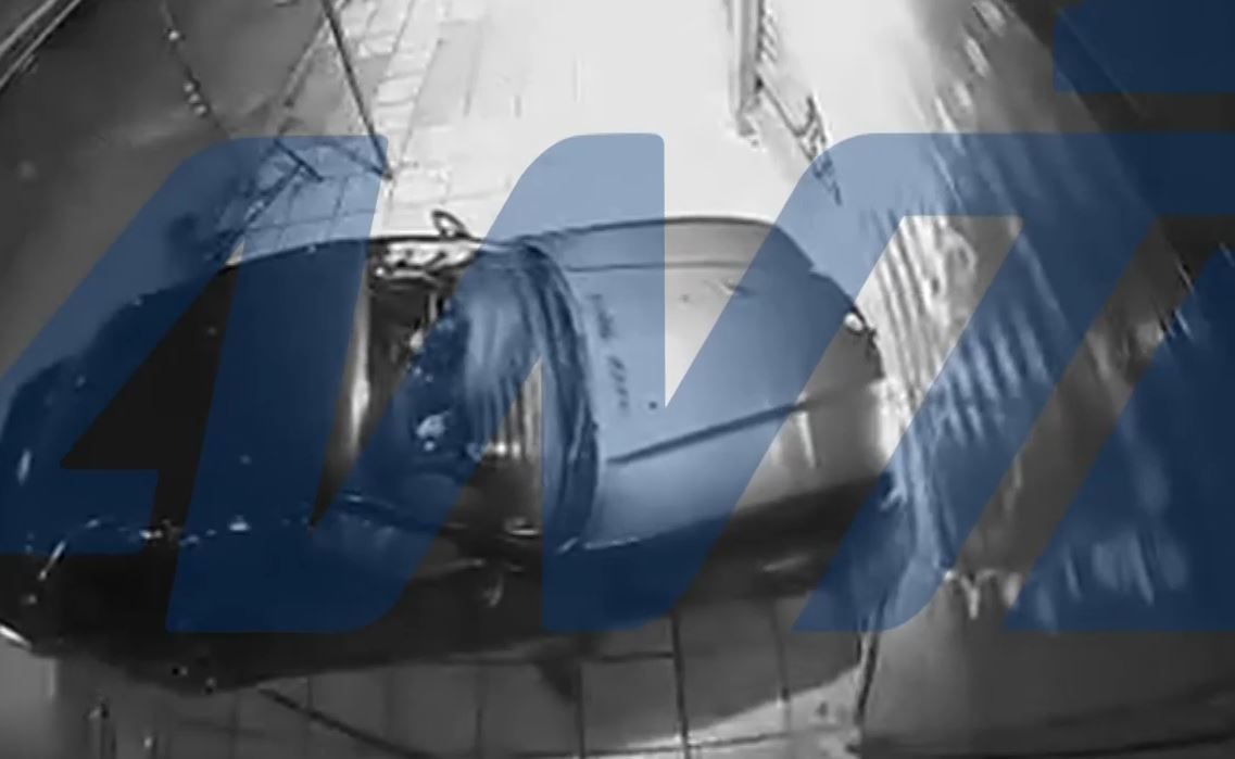 Θεσσαλονίκη: Αυτοκίνητο «καρφώθηκε» σε σταθμευμένο όχημα και σε βιτρίνα καταστήματος – Δείτε βίντεο