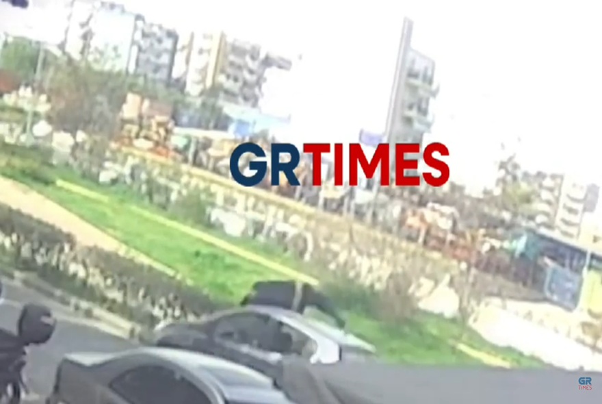 Τροχαίο-σοκ στη Θεσσαλονίκη: Αυτοκίνητο παρέσυρε πεζό και τον «σήκωσε» στον αέρα – ΒΙΝΤΕΟ