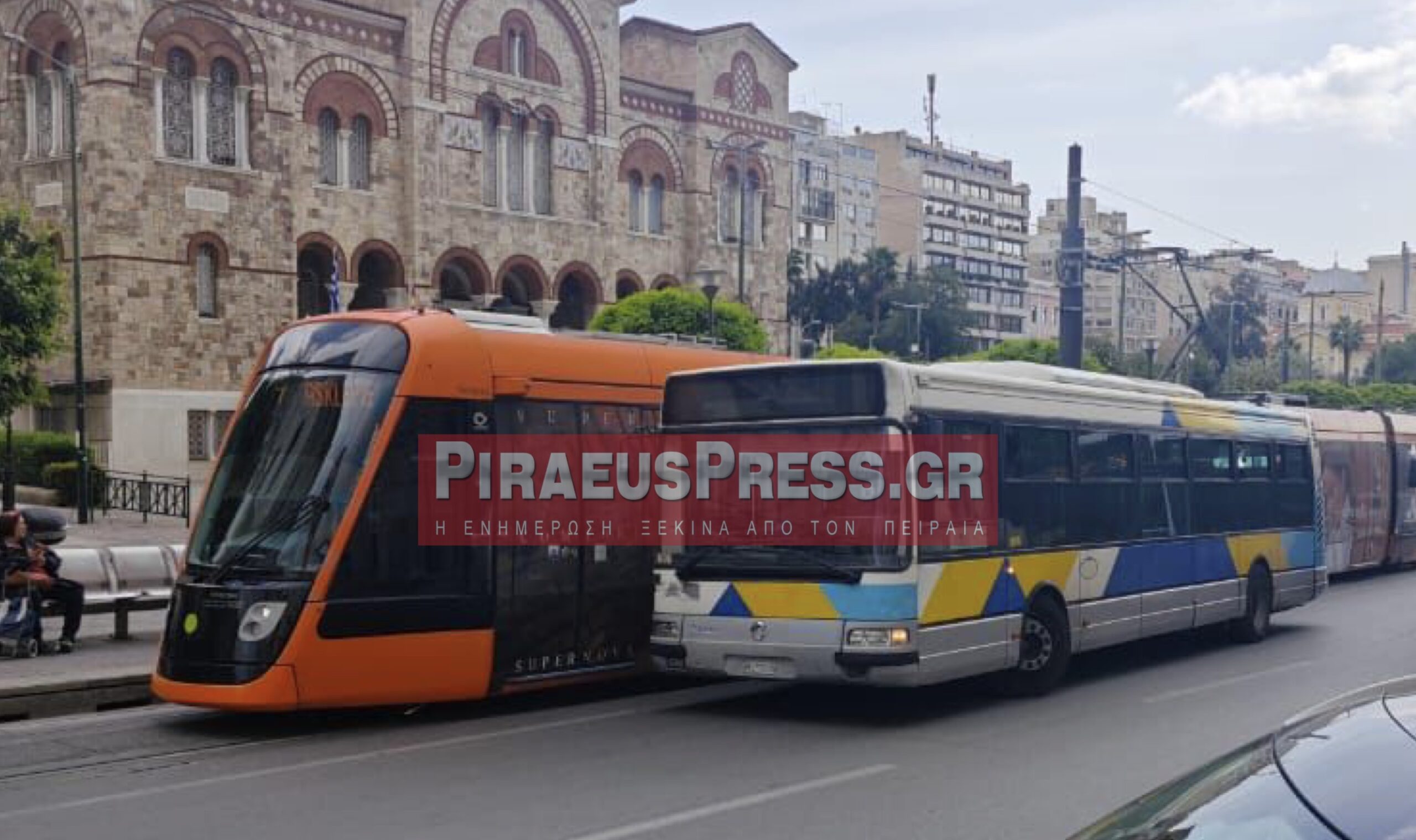 Τροχαίο με τραμ και λεωφορείο στο κέντρο του Πειραιά – Δείτε φωτογραφίες