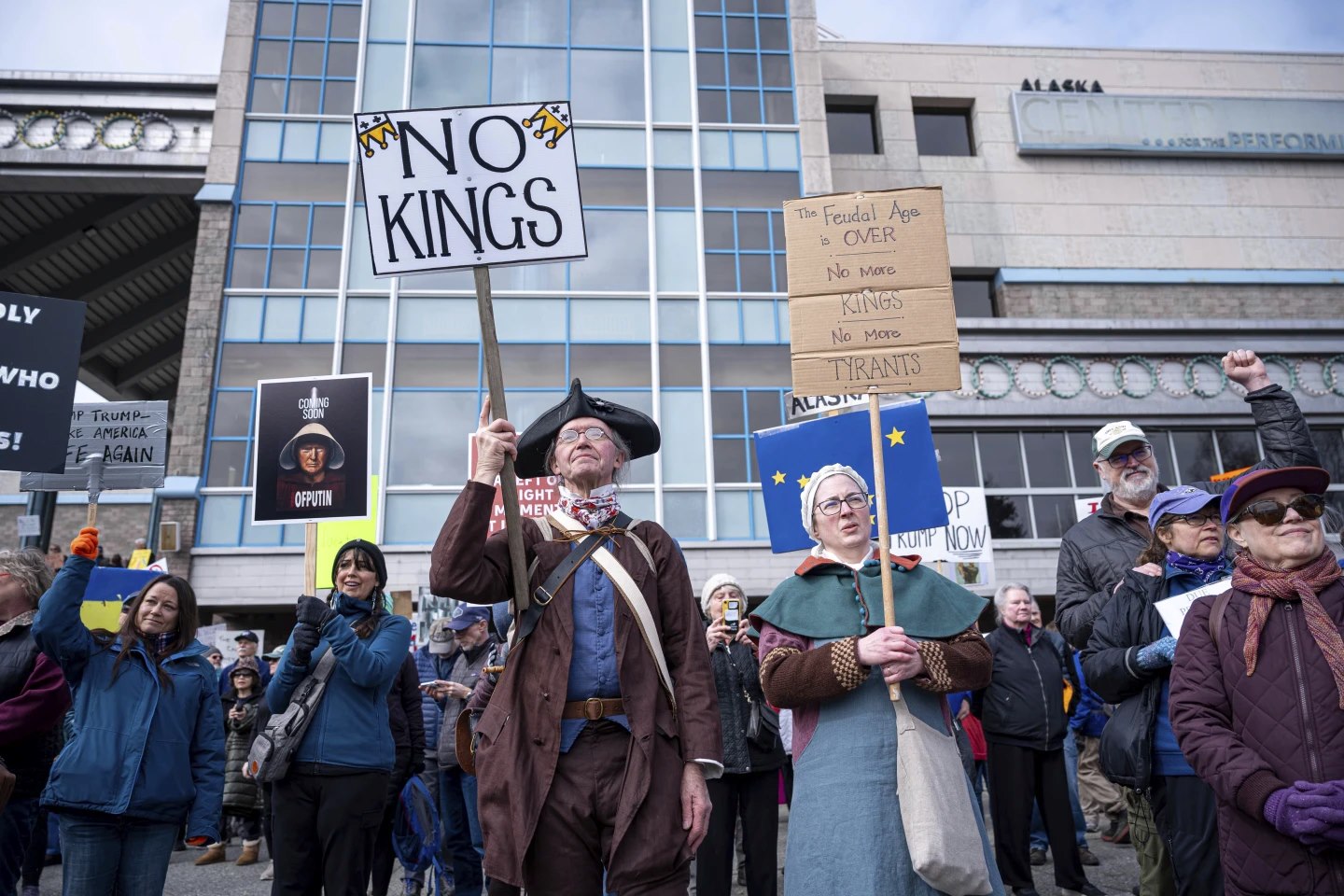 «Δεν υπάρχει βασιλιάς στην Αμερική»: Χιλιάδες στους δρόμους κατά του Τραμπ – Μαζικές διαδηλώσεις σε Νέα Υόρκη και άλλες πόλεις