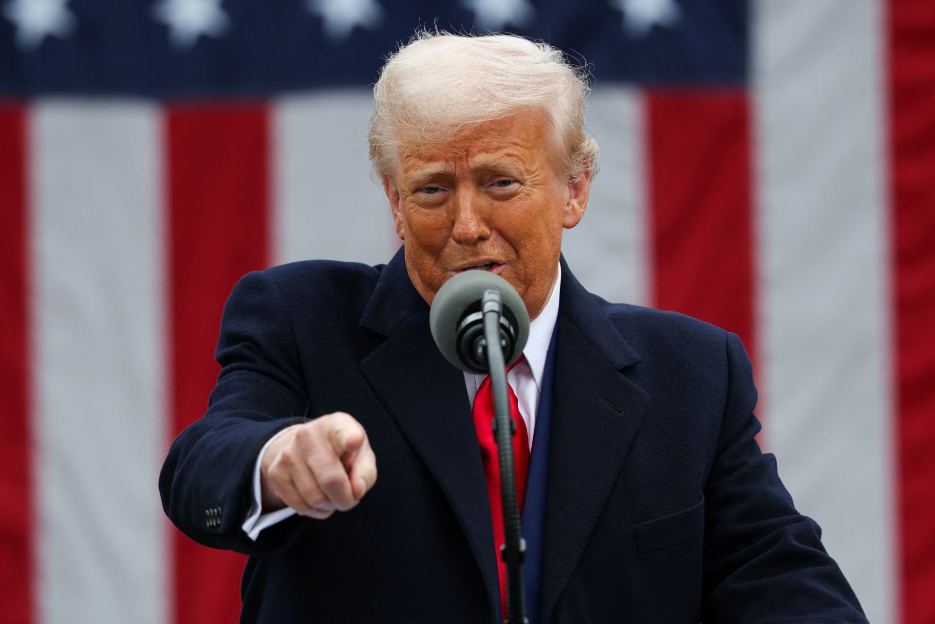 Τραμπ: «Η πολιτική μου δεν θα αλλάξει ποτέ – Τώρα είναι η στιγμή να γίνετε πλούσιοι» – Η ανάρτηση για τους επενδυτές