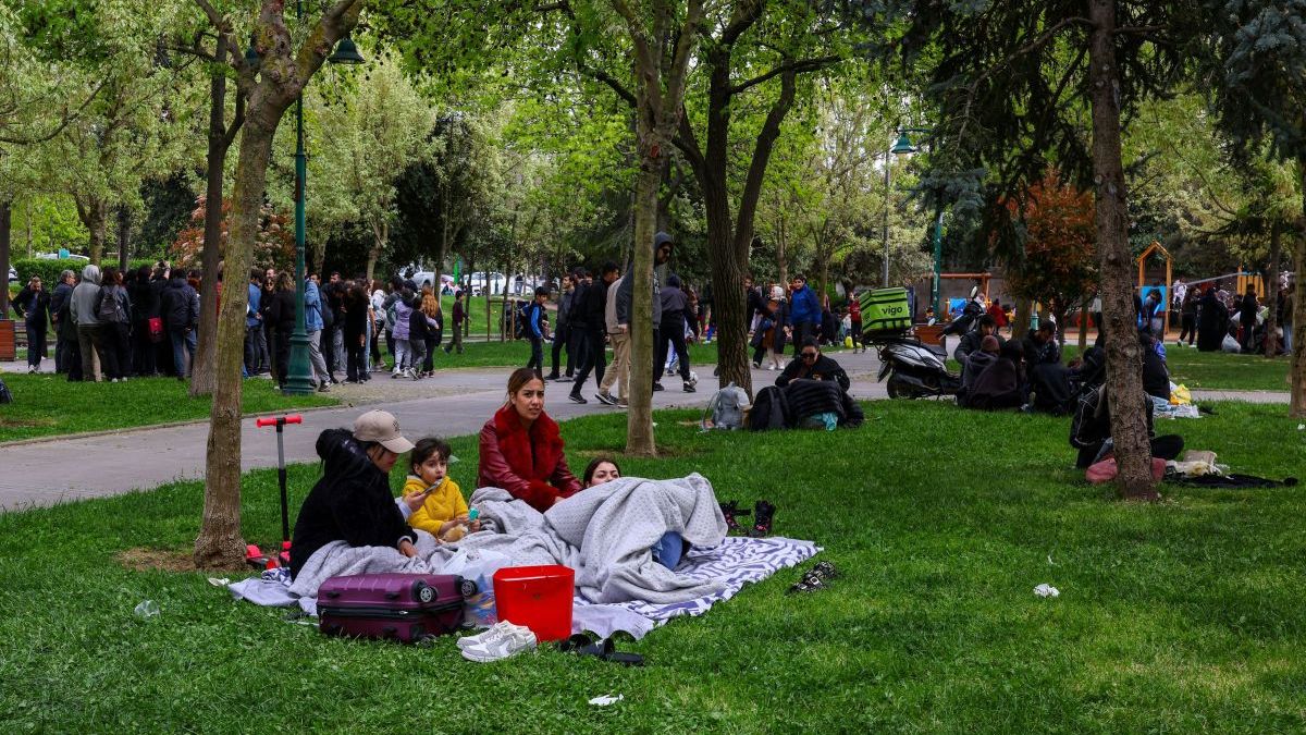 Σεισμός στην Τουρκία: Δύσκολη νύχτα για τους κατοίκους της Κωνσταντινούπολης – Τα τρία σενάρια για το ρήγμα στον Μαρμαρά