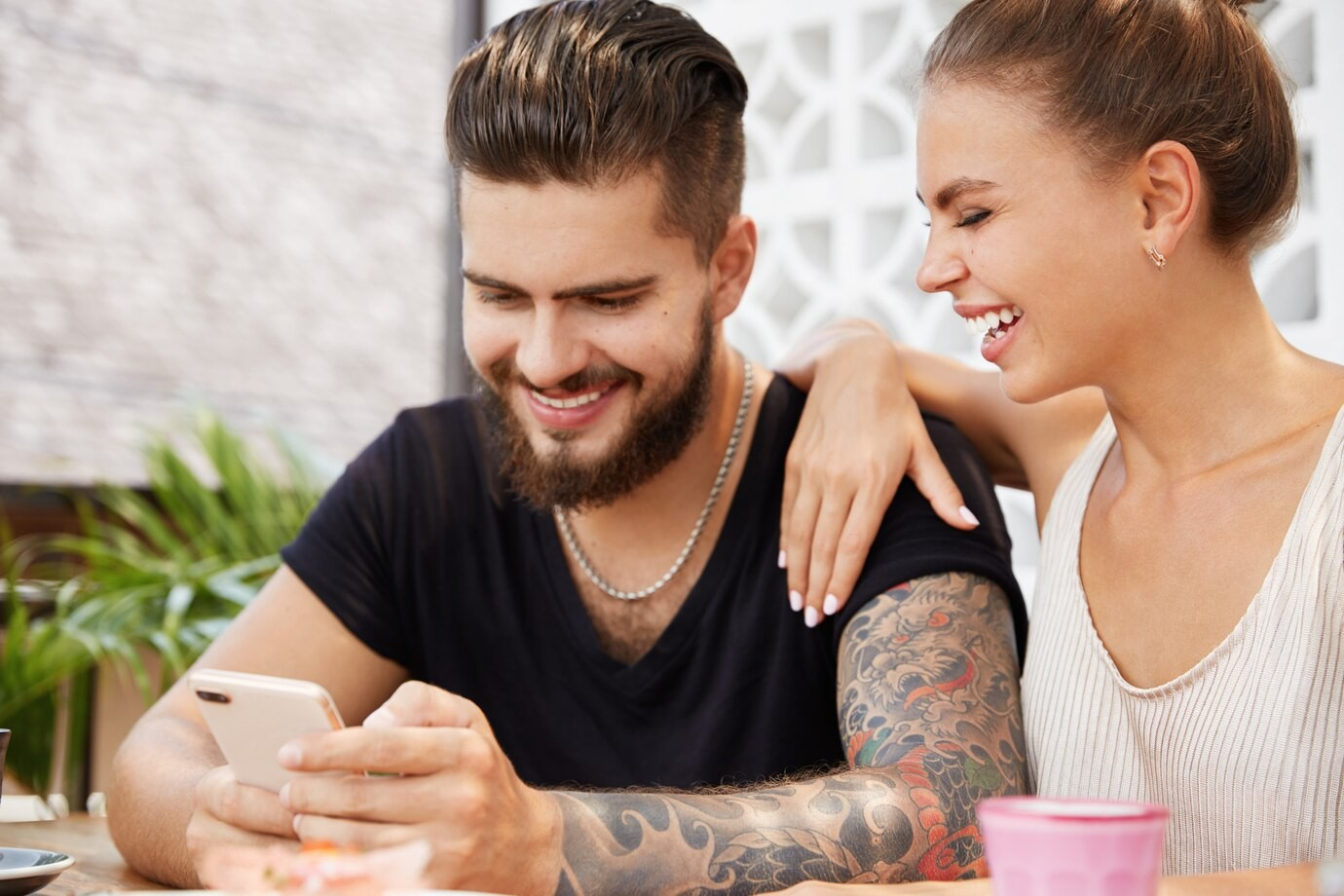 Τα 9 χαρακτηριστικά των ανδρών που είναι πιο πιθανό να απατήσουν τις συντρόφους τους στον χώρο της δουλειάς