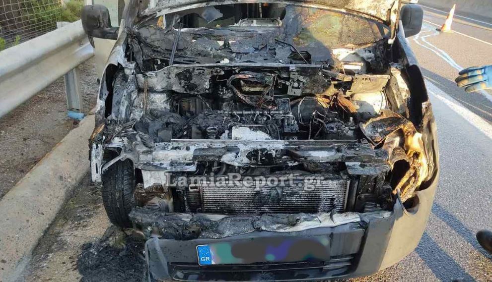 Φθιώτιδα: Βανάκι τυλίχθηκε στις φλόγες στην Εθνική Οδό Αθηνών – Λαμίας – ΦΩΤΟ 