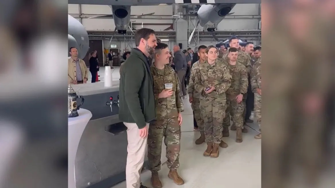 Γερμανία: Ο αντιπρόεδρος των ΗΠΑ Τζέι Ντι Βανς σέρβιρε μπύρα σε Αμερικανούς στρατιώτες