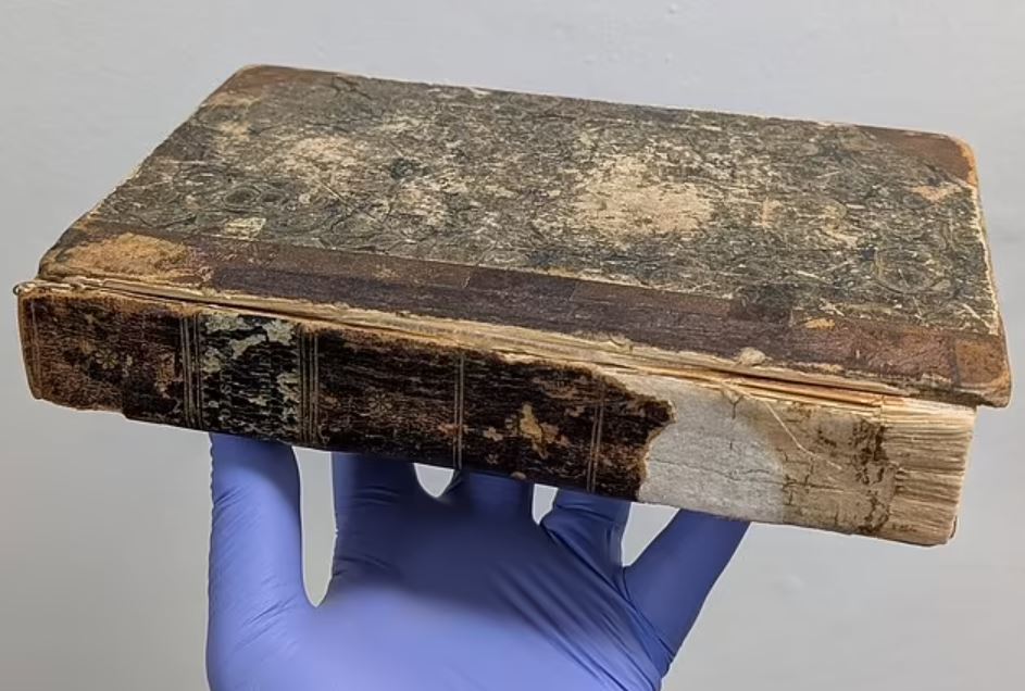 Το «πιο αηδιαστικό βιβλίο στον κόσμο» βρέθηκε σε ένα γραφείο μουσείου – Μπορείτε να μαντέψετε από τι είναι φτιαγμένο;