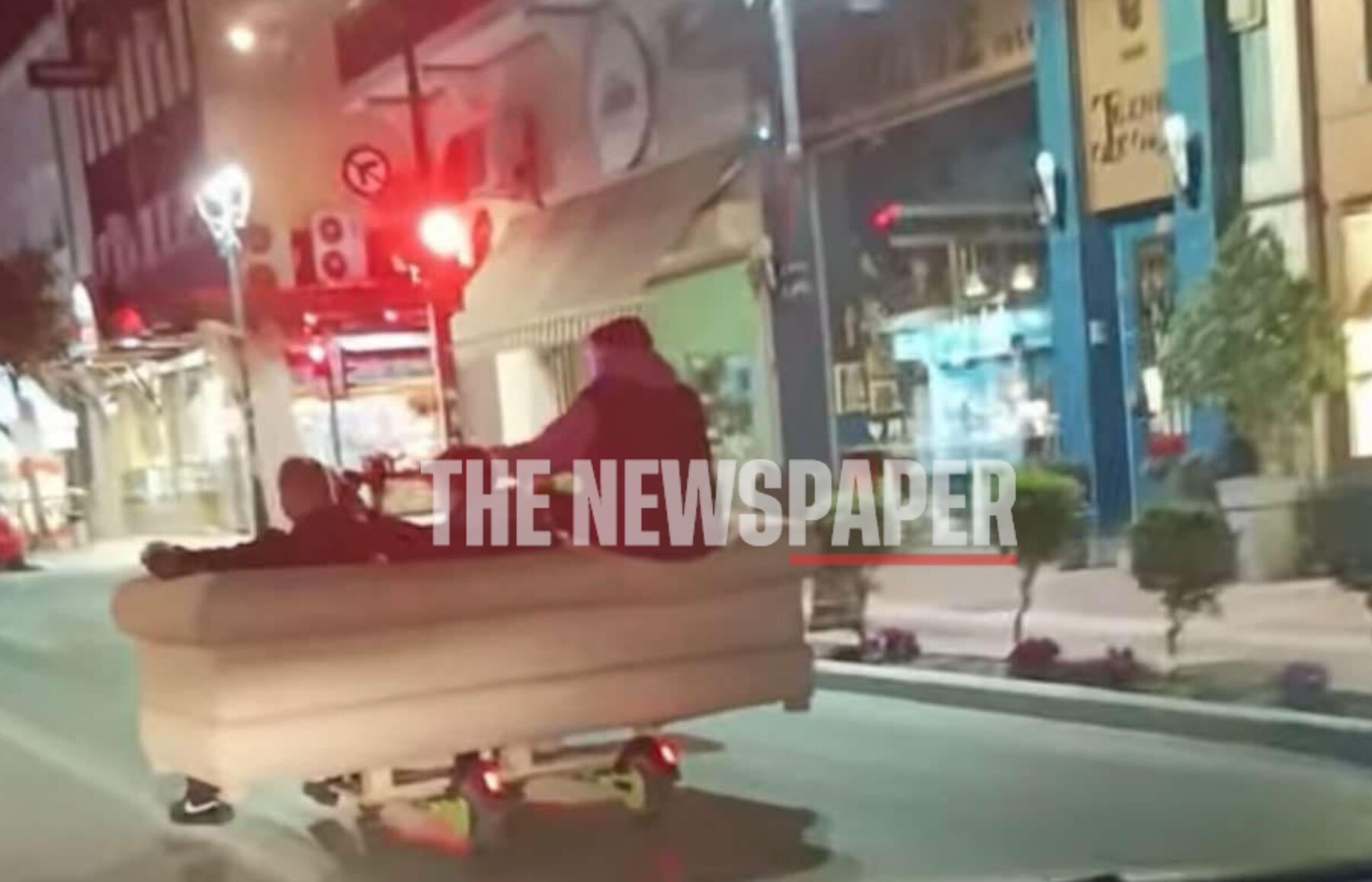 Βόλος: Έβαλαν καναπέ… πάνω σε πατίνια και έκαναν «βόλτα» στους δρόμους – ΦΩΤΟ